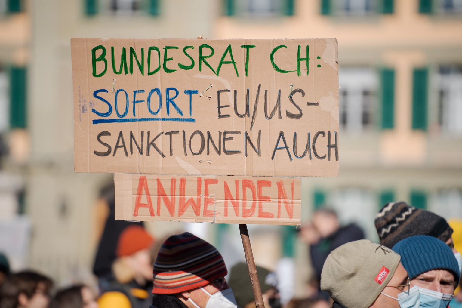 epa09786629 Protestors take part in a demonstration against Russia&#039;s military intervention in Ukraine at the in Bern, Switzerland, 26 February 2022. Russian troops bore down on Ukraine&#039;s cap ...