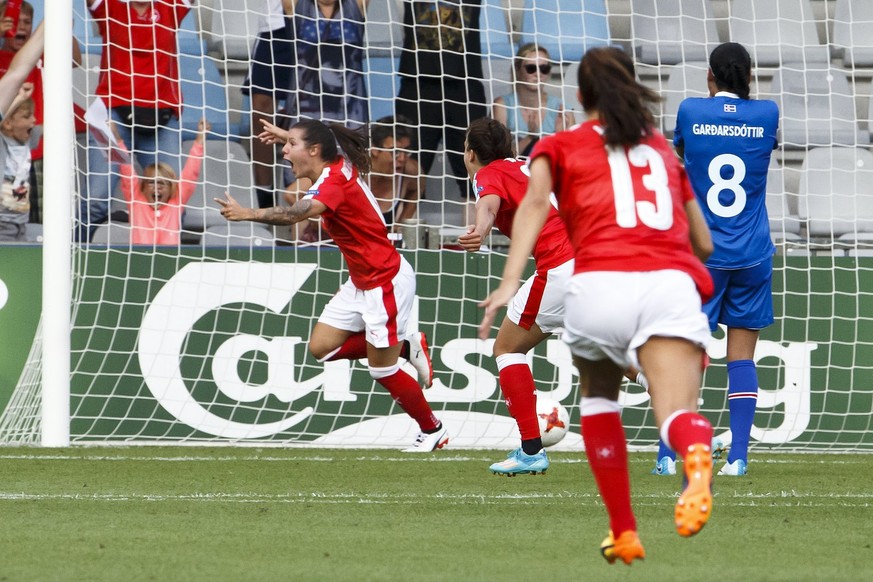 epa06103917 Switzerland&#039;s forward Ramona Bachmann, left, celebrates his goal past Switzerland&#039;s midfielder Vanessa Buerki, Switzerland&#039;s midfielder Lia Waelti, 2nd right, and Iceland&#0 ...