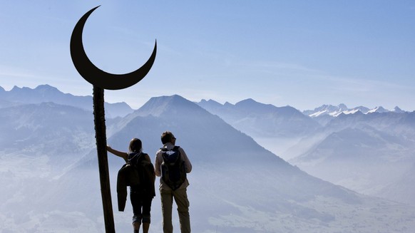 Wanderer geniessen die Aussicht auf die Innerschweiz beim Aufstieg auf die Rigi am Samstag, 3. Oktober 2009 oberhalb Weggis. (KEYSTONE/Alessandro Della Bella)