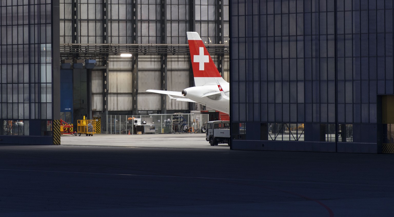 Nachrichten Linkding ARCHIV - The tail section of a Swiss International Air Lines airplane at the aircraft maintenance center at Zurich Airport in Kloten in the Canton of Zurich, Switzerland, pictured on July 24, 2014. Di ...