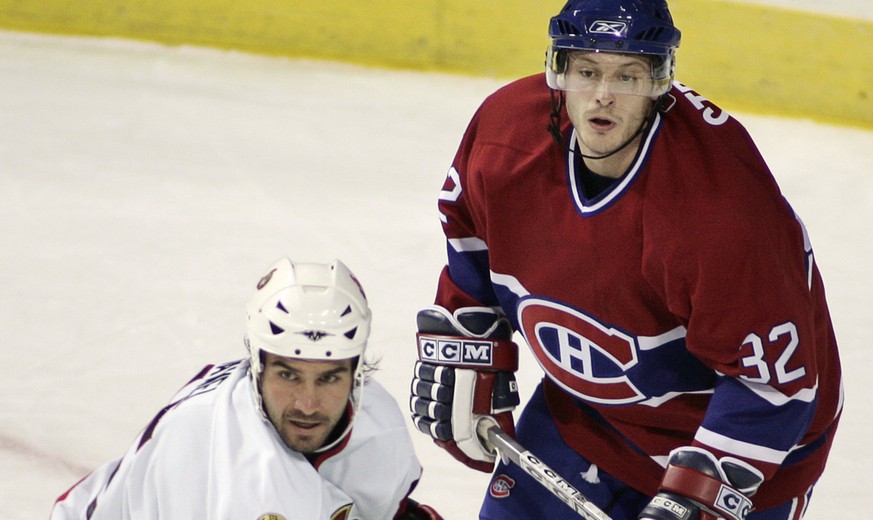 Montreal Canadiens&#039; Mark Streit from Switzerland keeps a close eye on Ottawa Senators Chris Phillips during first period pre-season action Sunday, Oct. 2, 2005 in Montreal (KEYSTONE/AP PHOTO/CP,  ...