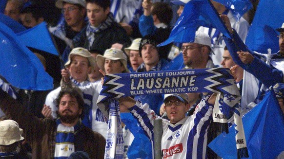 Les supporters du Lausanne-Sports encouragent leur equipe pendant le match UEFA Lausanne Sports contre Nantes ce 7 decembre 2000 au Stade de la Pontaise de Lausanne. Lausanne a ete elimine de la coupe ...