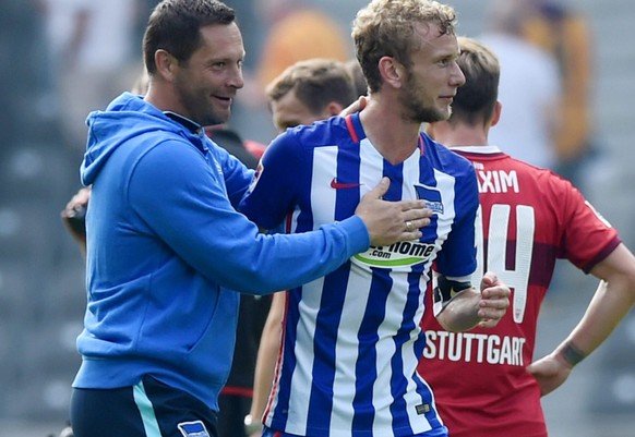 12.09.2015; Berlin; Fussball Bundesliga - Hertha Berlin - VfB Stuttgart; Schlussjubel v.l. Trainer Pal Dardai, Fabian Lustenberger (Berlin) (Frank Peters/Witters/freshfocus)