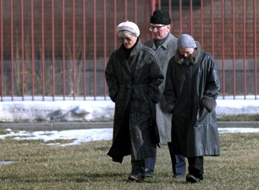 Der frühere starke Mann der DDR, Erich Honecker, mit Ehefrau Margot (rechts) 1992 in Russland.