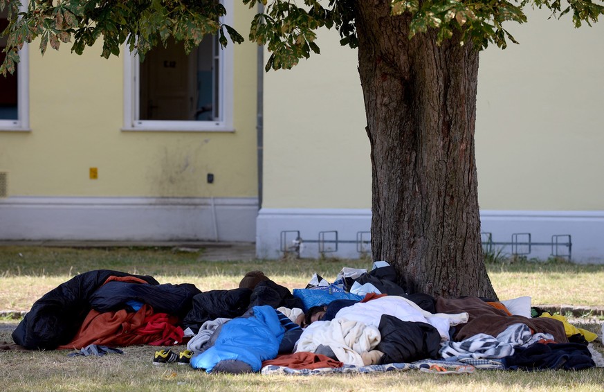 Zahlreiche Flüchtlinge in der österreichischen Unterkunft Traiskirchen müssen draussen schlafen.&nbsp;