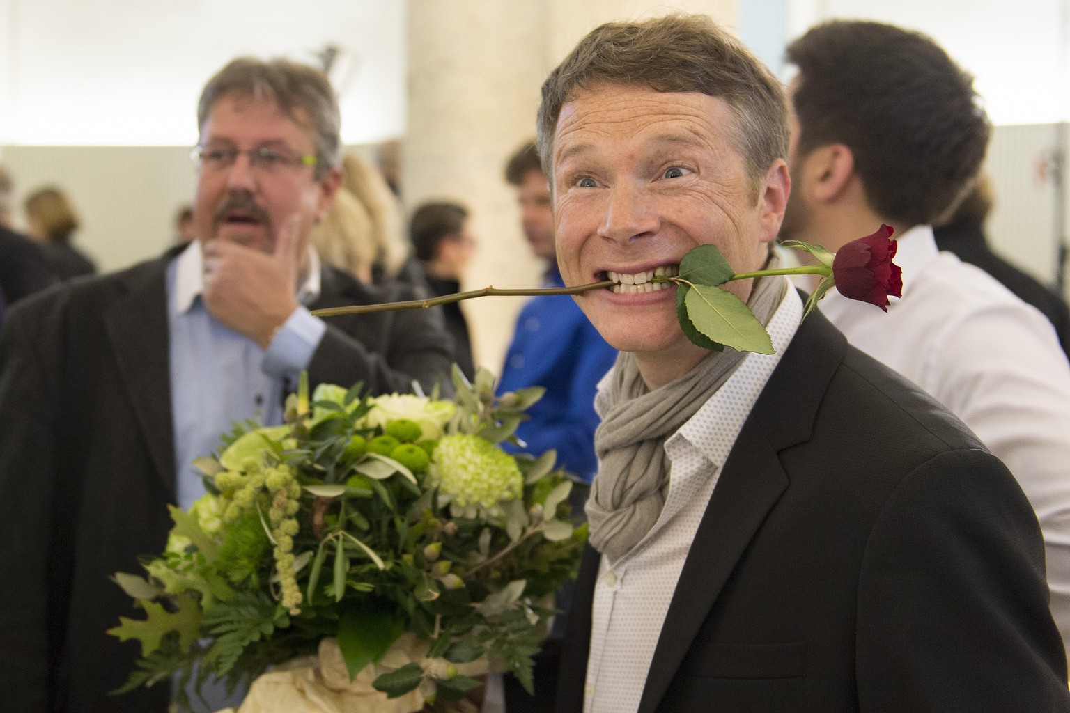 Jonas Fricker, Gruene Kanton Aargau und Kandidat fuer den Nationalrat, mit einer Rose im Mund, anlaesslich der Parlamentswahlen, am Sonntag, 18. Oktober 2015, im Regierungsgebaeude in Aarau. (KEYSTONE ...