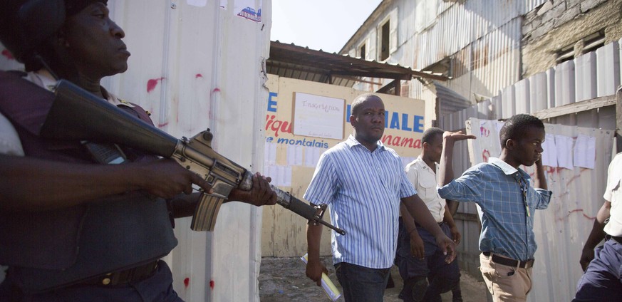 Polizei vor einem Wahllokal in Haiti: Die Parlamentswahl vom 9. August war von Gewalt überschattet.&nbsp;