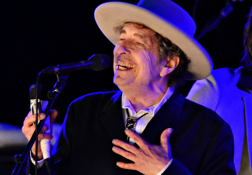 U.S. musician Bob Dylan performs during on day 2 of The Hop Festival in Paddock Wood, Kent on June 30th 2012. REUTERS/Ki Price/Files