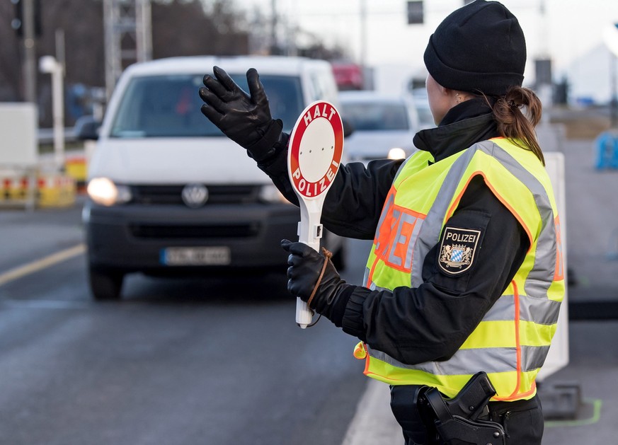 epa05676906 Border police checks cars at the control station Schwarzbach at the motorway between Salzburg and Munich (A8) near Bad Reichenhall, Germany, 15 December 2016. Shortly before the Christmas  ...