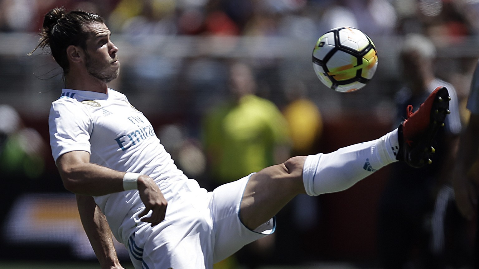 Real Madrid&#039;s Gareth Bale kicks the ball during the first half of an international friendly soccer match against Manchester United, Sunday, July 23, 2017, in Santa Clara, Calif. (AP Photo/Ben Mar ...