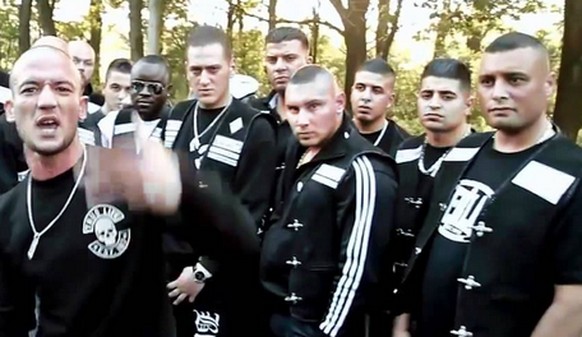 Mitglieder der Strassengang Black Jackets in einem Rap-Video.