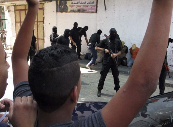 Angebliche Kollaborateure werden von der Hamas hingerichtet.