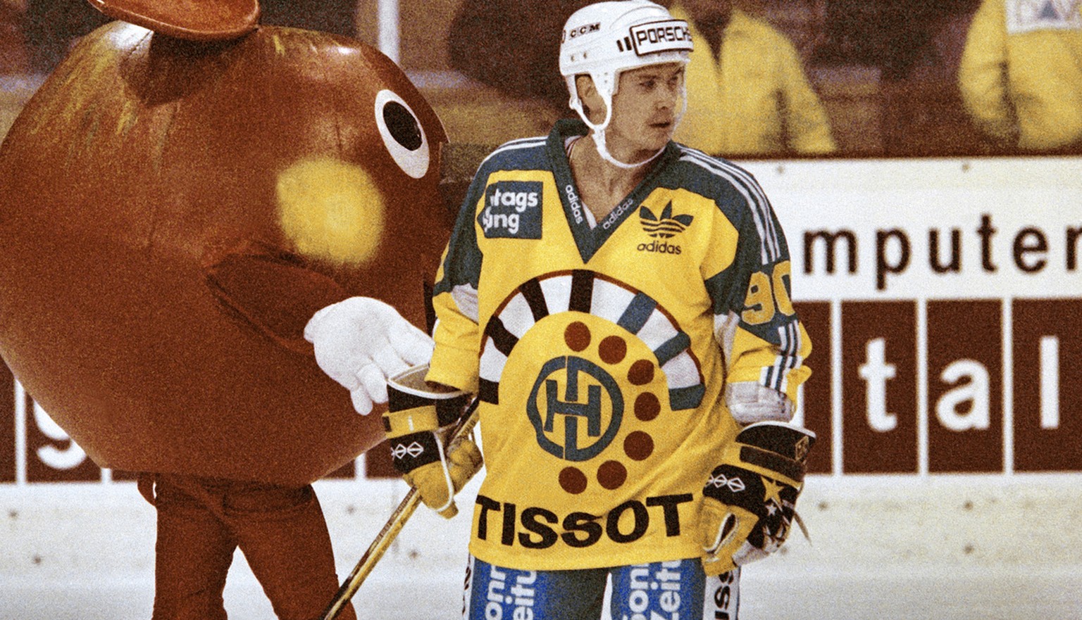 Slawa Bykow mit dem Spenglercup-Turnier-Maskottchen, aufgenommen Ende Dezember 1993. Der HC Freiburg-Spieler Bykow verstaerkt das Team von HC Davos. (KEYSTONE/Str)