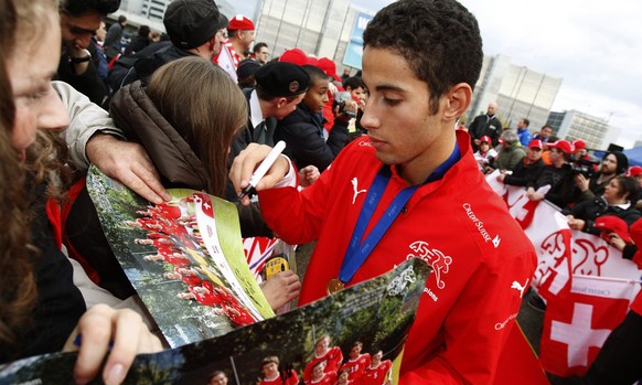 Die frischgebackenen Weltmeister der Schweizer U17 Fussball Nationalmannschaft mit Nassim Ben Khalifa, Mitte, werden bei ihrer Rueckkehr aus Nigeria am Dienstag, 17. November 2009, auf dem Flughafen Z ...