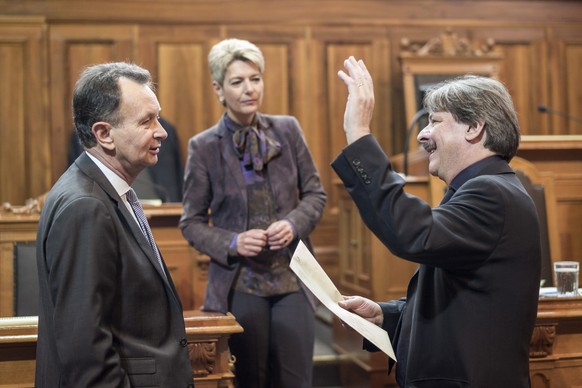 Müller diskutiert mit den St.Galler Ständeräten Karin Keller-Sutter und Paul Rechsteiner. Anfangs hatte er Mühe mit der andächtigen Ruhe.