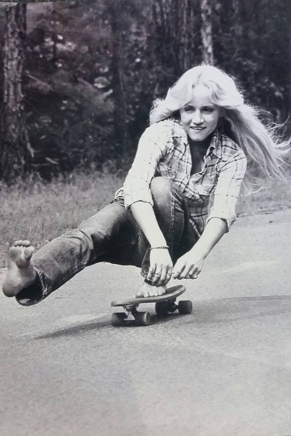 «Meine Mutter barfuss auf dem Skateboard in Kalifornien 1974.»