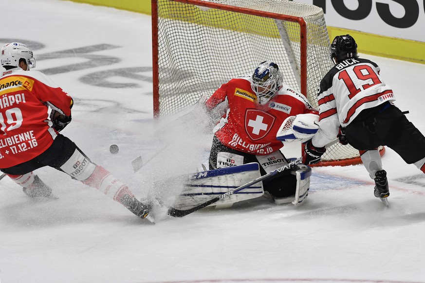 Switzerland&#039;s goalkeeper Tobias Stephan, center, and Reto Schaeppi, left, fight for the puck against Canada&#039;s Brandon Buck during the Ice Hockey Deutschland Cup at the Curt-Frenzel-Eisstadio ...