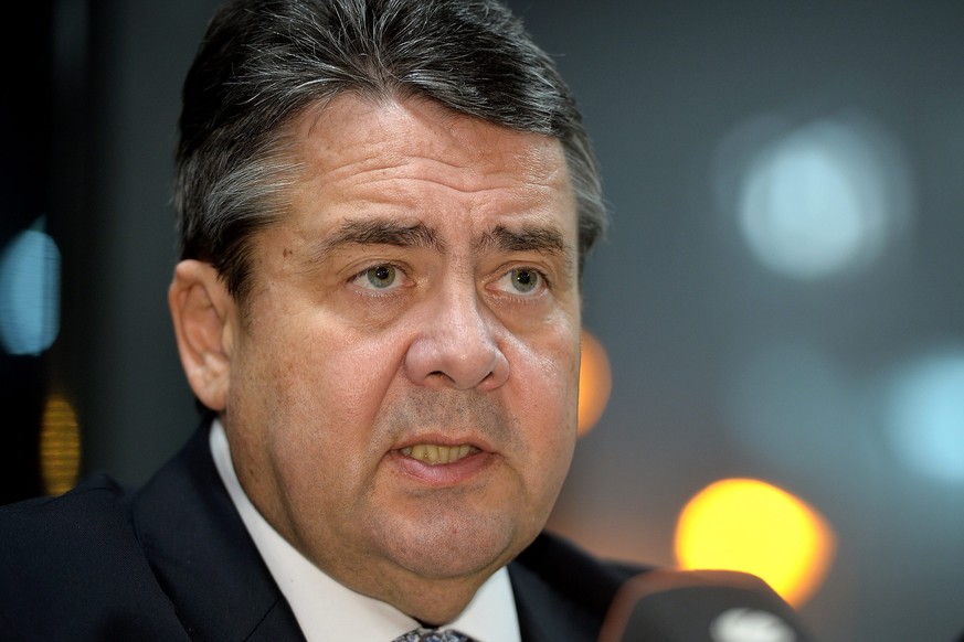 epa05715292 German Economy Minister Sigmar Gabriel attends a press conference on &#039;Structural Change in the Rhenish Brown Coal Field&#039; at the RWE Innovation Center Coal in Bergheim, Germany, 1 ...