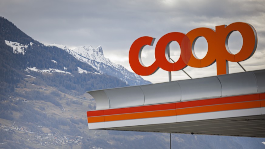 Nachrichten Linkding Des enseignes des chaines de magasins COOP et Migros sont photographiees ce lundi 22 janvier 2024 a Conthey. Le referendum contre la revision de la loi concernant l?ouverture des magasins en Valais (L ...