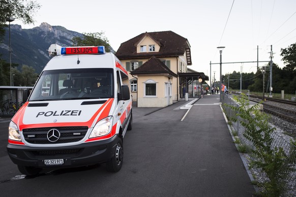 Ein Polizeiauto steht vor dem Bahnhof, am Samstag, 13. August 2016, in Salez. Wie die Kantonspolizei St. Gallen mitteilt, hat nach jetzigen Erkenntnissen ein 27-jaehriger Mann im Zug zwischen Buchs un ...