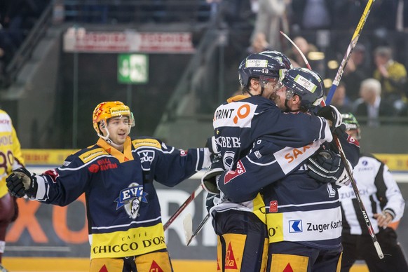 Zugs Lino Martschini, Zugs Carl Klingberg und Zugs David McIntyre, von links, im dritten Eishockey Playoff-Viertelfinalspiel der National League A zwischen dem EV Zug und dem Geneve-Servette HC, am Do ...