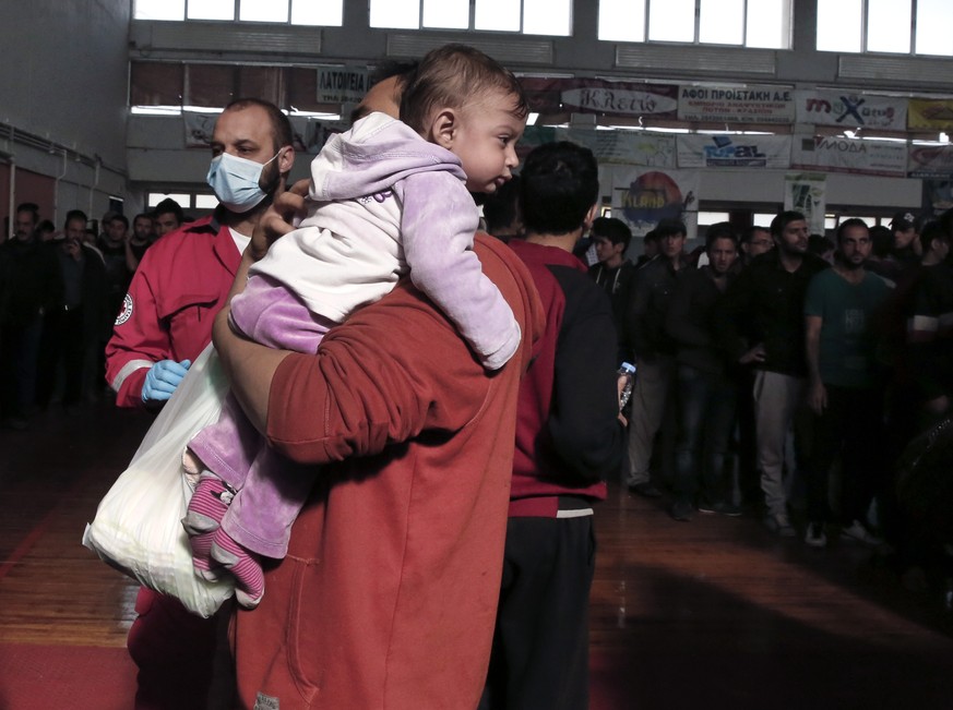 Die schwierige Lage in Griechenlands Spitälern lässt Kinder leiden. Im Bild ein Flüchtlingskind nach der Ankunft.