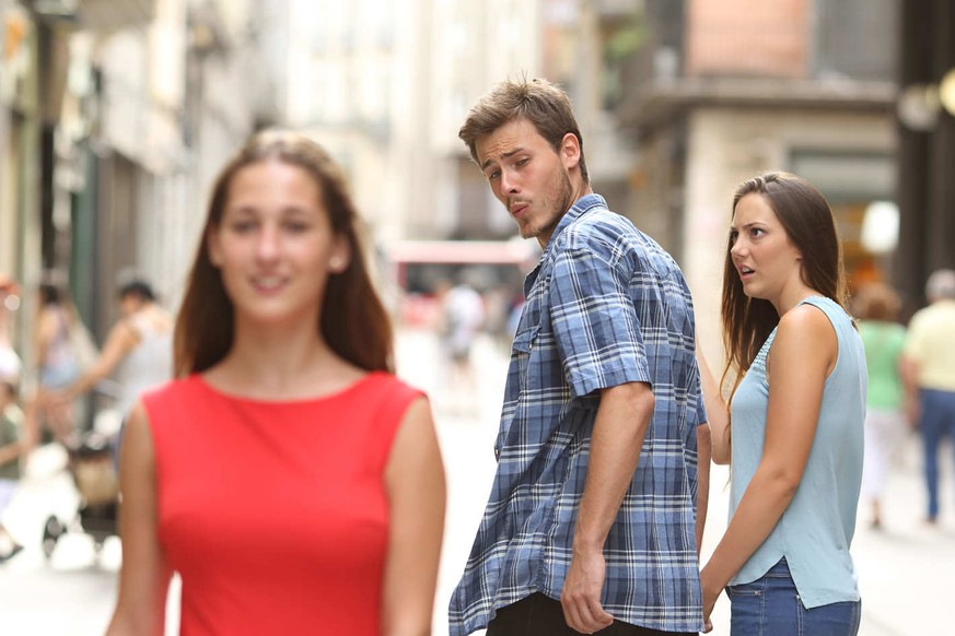 «Distracted Boyfriend» nennt sich dieses Meme. Das Stockfoto dieses flatterhaften jungen Mannes macht momentan die Runde in den sozialen Medien.