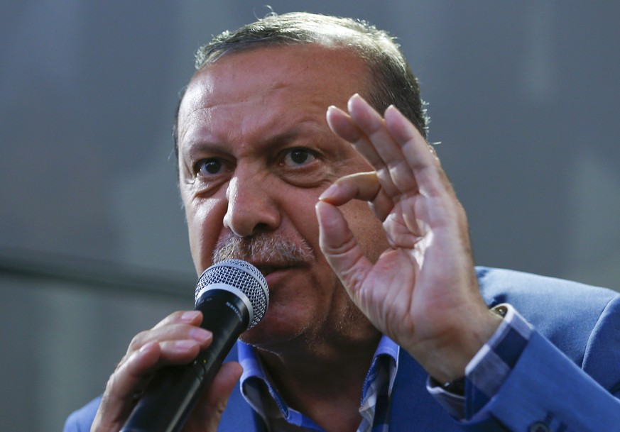 Turkish President Tayyip Erdogan delivers a speech to his supporters in Istanbul, Turkey, July 16, 2016. REUTERS/Murad Sezer TPX IMAGES OF THE DAY