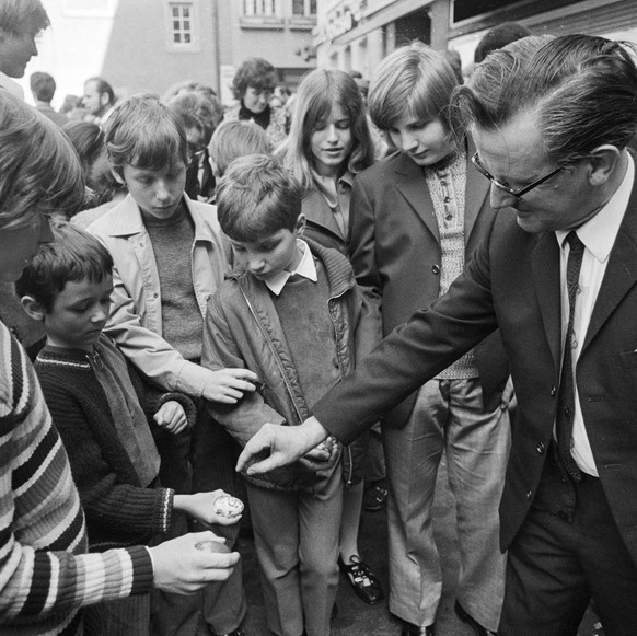 Oeffentliches Eiertuetschen und &quot;Zwaenzgerle&quot; bei den Arkaden des Limmatquai in Zuerich, an Ostermontag, dem 3. April 1972. (KEYSTONE/Str)