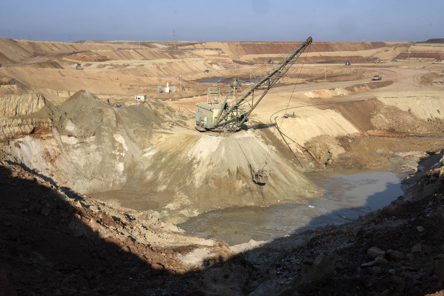 Nachrichten Linkding FILE - A view of an ilmenite open pit mine in a canyon in the central region of Kirovohrad, Ukraine, Wednesday, Feb. 12, 2025. (AP Photo/Efrem Lukatsky, File)
France Ukraine Minerals