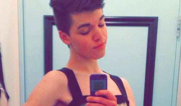 Die transsexuelle Leelah Alcorn wurde als Joshua Ryan Alcorn am 15. November 1997 geboren. Sie beging am 28. Dezember 2014 Suizid. Ihr Tod war eine «mediale weitbeachtete Selbsttötung» wie Wikipe ...