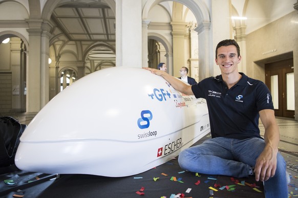 CEO Swissloop Luca Di Tizio posiert neben dem Swissloop-Pod fuer den Geschwindigkeitswettbewerb Hyperloop Pod Competition, aufgenommen am Donnerstag, 27. Juli 2017 in der ETH in Zuerich. (KEYSTONE/Enn ...