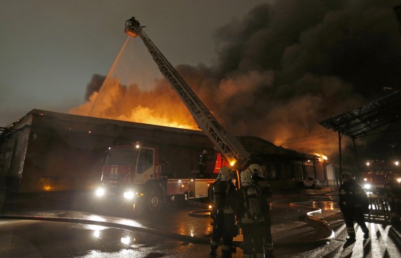 epa05552522 Russian fire fighters attempt to extinguish a fire at a workshop, producing plastic dinnerware in Moscow, Russia, 22 September 2016. Reports say that at least five fire fighters have died. ...