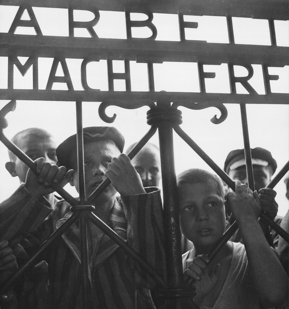 Hinter dem Gitter vom Konzentrationslager Dachau.&nbsp;