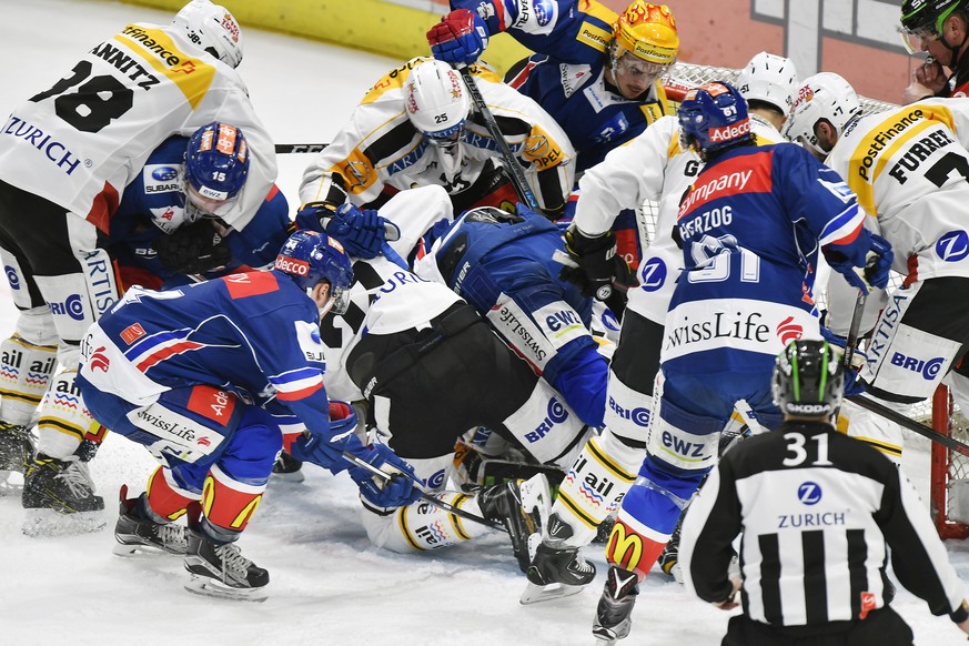 Spielerauflauf in den Schlusssekunden vor dem Lugano Tor im fuenften Eishockey Playoff-Viertelfinalspiel der National League A zwischen den ZSC Lions und dem HC Lugano, am Dienstag, 14. Maerz 2017, im ...