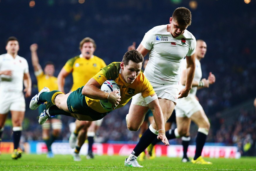 Bernard Foley fliegt zum Try: England ist gegen Australien chancenlos und scheidet aus.