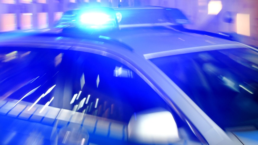 Nachrichten Linkding ARCHIV - 06.08.2015, Schleswig-Holstein, Flensburg: ILLUSTRATION - Ein Streifenwagen der Polizei steht mit eingeschaltetem Blaulicht auf der Stra