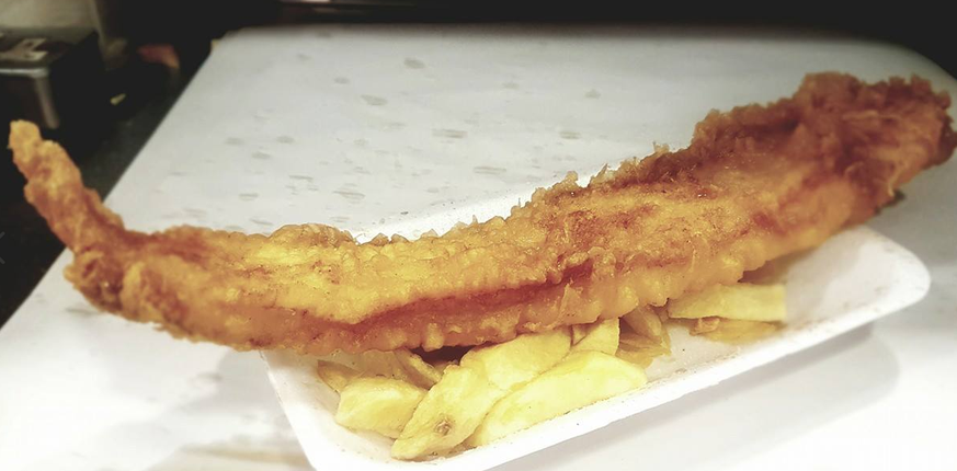 Fish-and-Chips bei Feeley's in Belfast: Wer möchte da nicht zuschlagen?