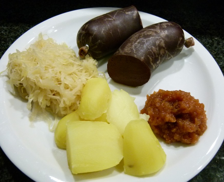 blutwurst salzkartoffel sauerkraut https://lieberlecker.wordpress.com/2013/02/28/blutwurst-apfelmus-salzkartoffeln-und-sauerkraut-bzw-kein-rezept-fur-jedermann/