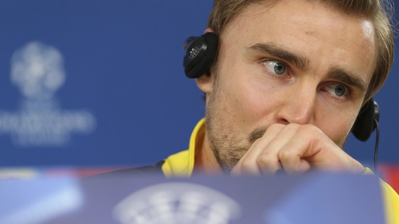 Dortmund&#039;s Marcel Schmelzer listens to questions during a news conference at Benfica&#039;s Luz stadium in Lisbon, Monday, Feb. 13 2017. Borussia Dortmund will play Benfica Tuesday in a Champions ...
