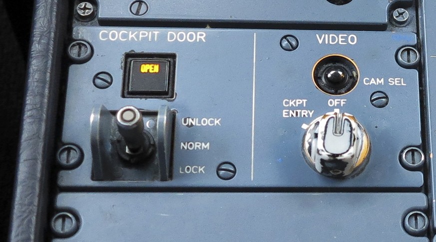 Mit dem Schalter links kann die Tür des Airbus-Cockpits blockiert werden.