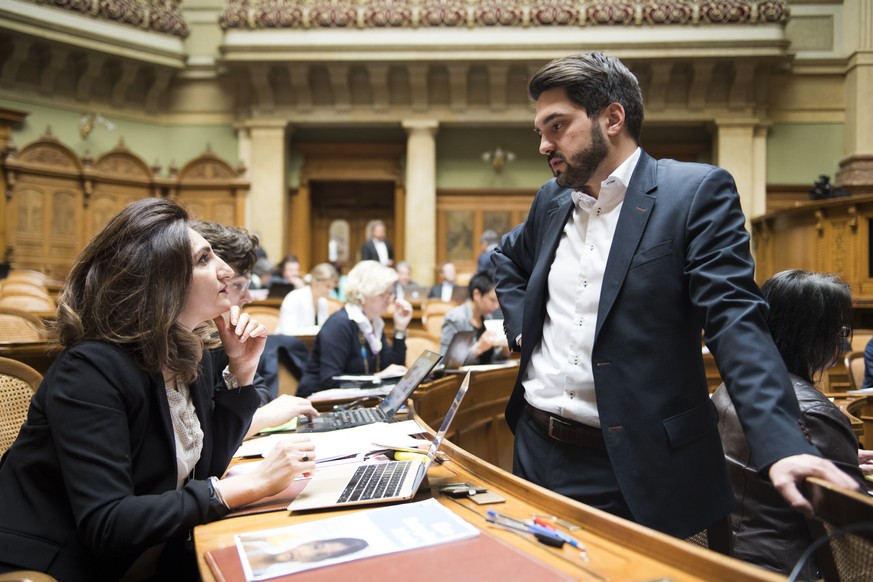 Sibel Arslan, GPS-BS, links, und Cedric Wermuth, SP-AG, rechts, sprechen an der Fruehlingssession der Eidgenoessischen Raete, am Montag, 6. Maerz 2017 im Nationalrat in Bern. (KEYSTONE/Anthony Anex)