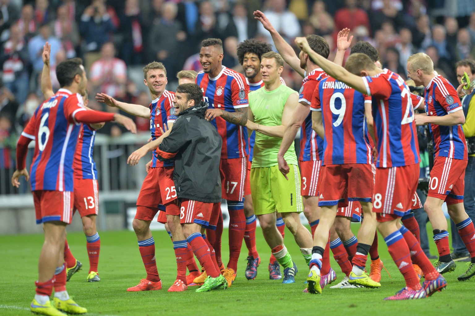 Die Bayern fegen Porto 6:1 vom Platz und stürmen in den Halbfinal der Champions League.