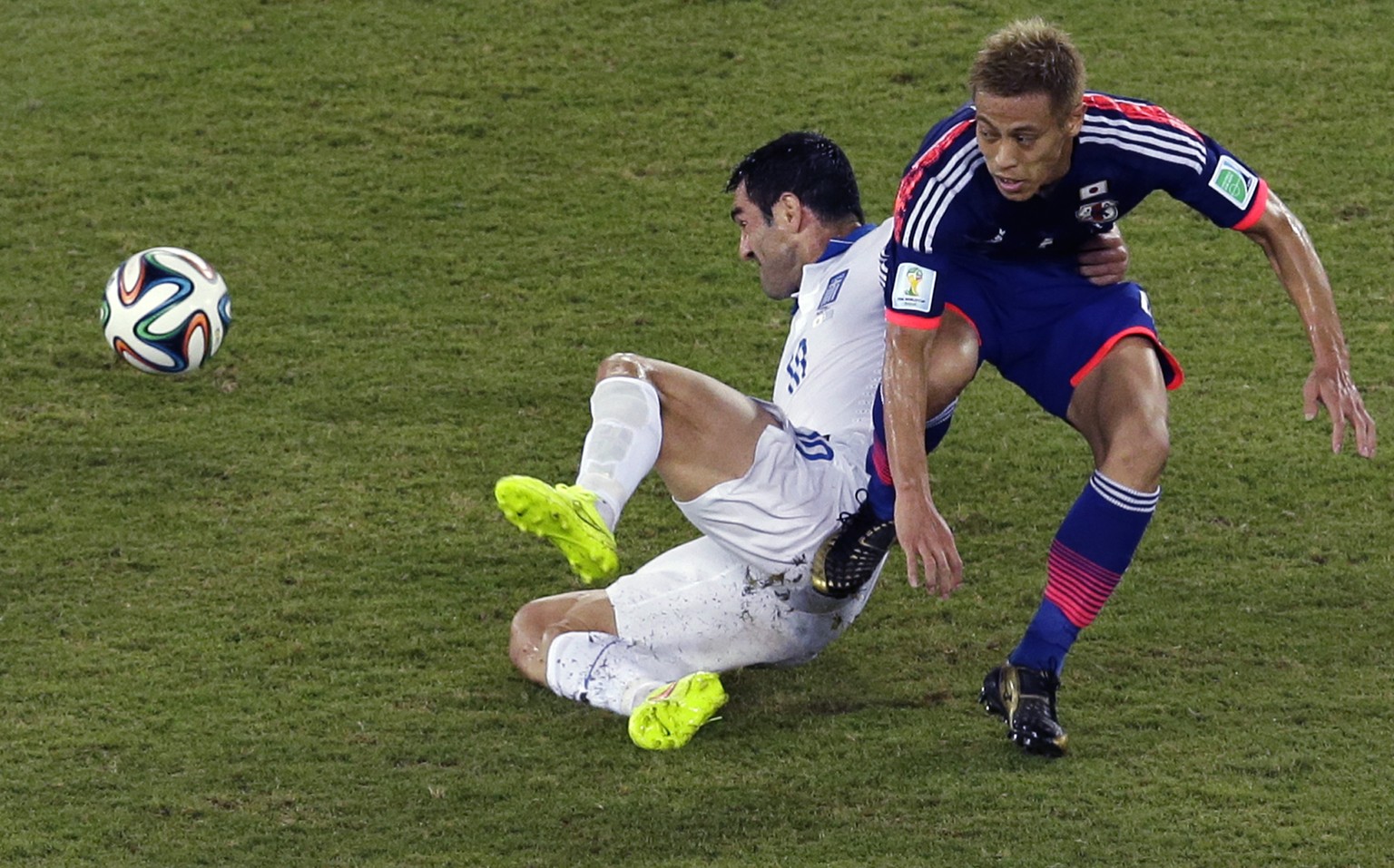 Kein Durchkommen für Japan: Keisuke Honda im Zweikampf mit Giorgos Karagounis.