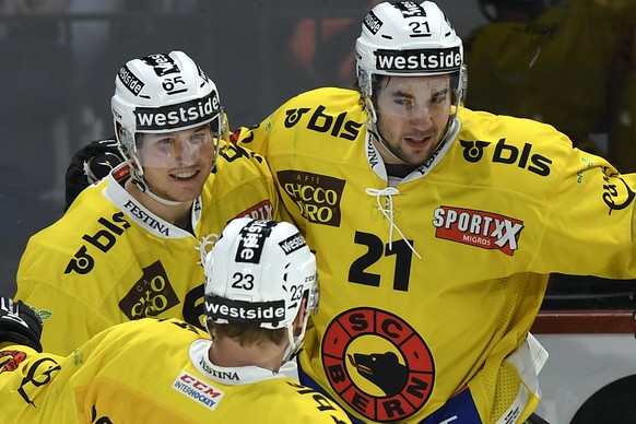 Die Berner mit Torschuetze Simon Moser, rechts, Ramon Untersander, links, und Simon Bodenmann, Mitte, jubeln nach dem 0-2, waehrend dem Eishockey-Meisterschaftsspiel der National League A zwischen den ...