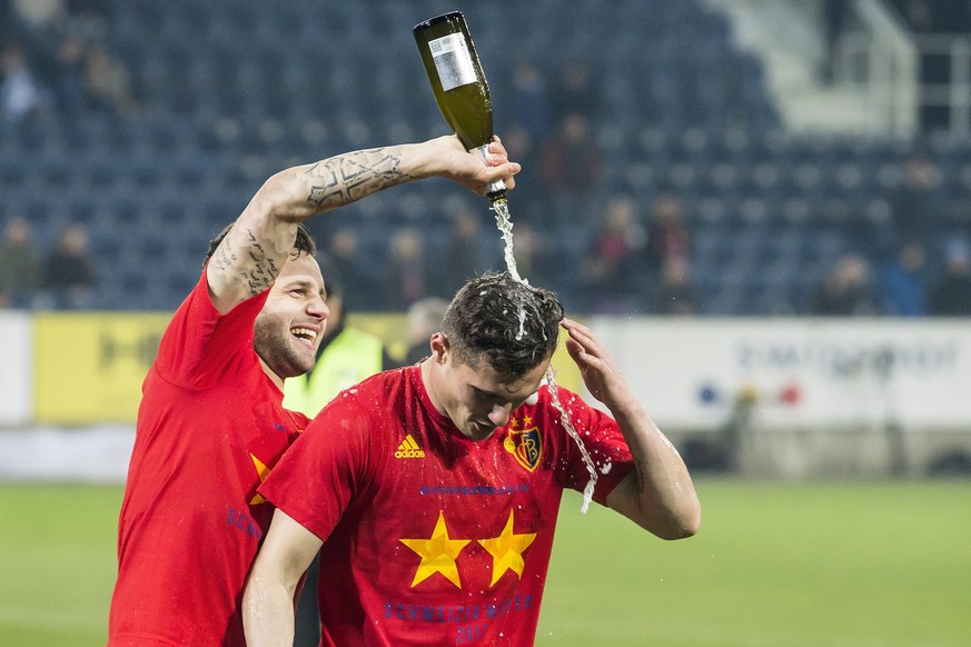 Die Spieler vom FC Basel mit Basels Renato Steffen und Basels Taulant Xhaka, von links, jubeln nach dem Fussball Meisterschaftsspiel der Super League zwischen dem FC Luzern und dem FC Basel 1893 in de ...