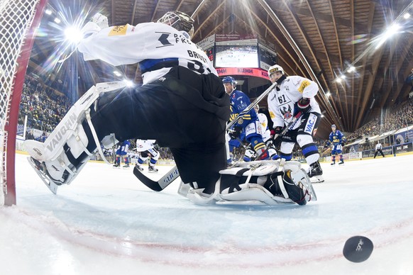 Magnus Nygren von Davos (verdeckt), trifft zum 3-0 gegen Goalie Barry Brust von Fribourg, beim Eishockey-Qualifikationsspiel der National League A zwischen dem HC Davos und dem HC Fribourg-Gotteron, a ...