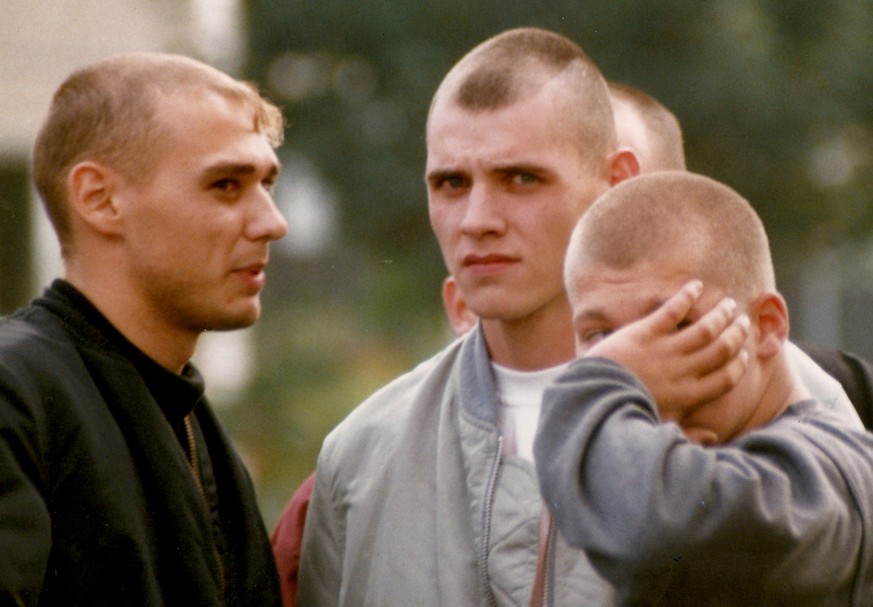 Thueringen/ Achtung Redaktionen! Wiederholung mit Klarnamen. +++ Neonazis um Uwe Mundlos (l.) und Uwe Boehnhardt (M.), aufgenommen im Herbst 1996 in Erfurt im Umfeld eines Prozesses gegen den Holocaus ...