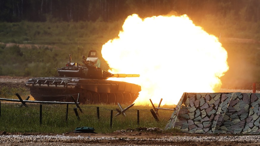 Ein T-90-Panzer bei einer Schiessübung.