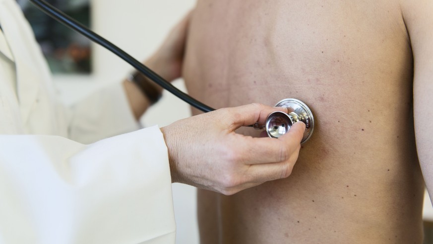 ARCHIV --- ZUM THEMA AERZTESTOPP STELLEN WIR IHNEN FOLGENDES BILD ZUR VERFUEGUNG --- [EDITORS NOTE: POSED PICTURE] A doctor examinates a patient with a stethoscope, pictured on March 28, 2014. (KEYSTO ...